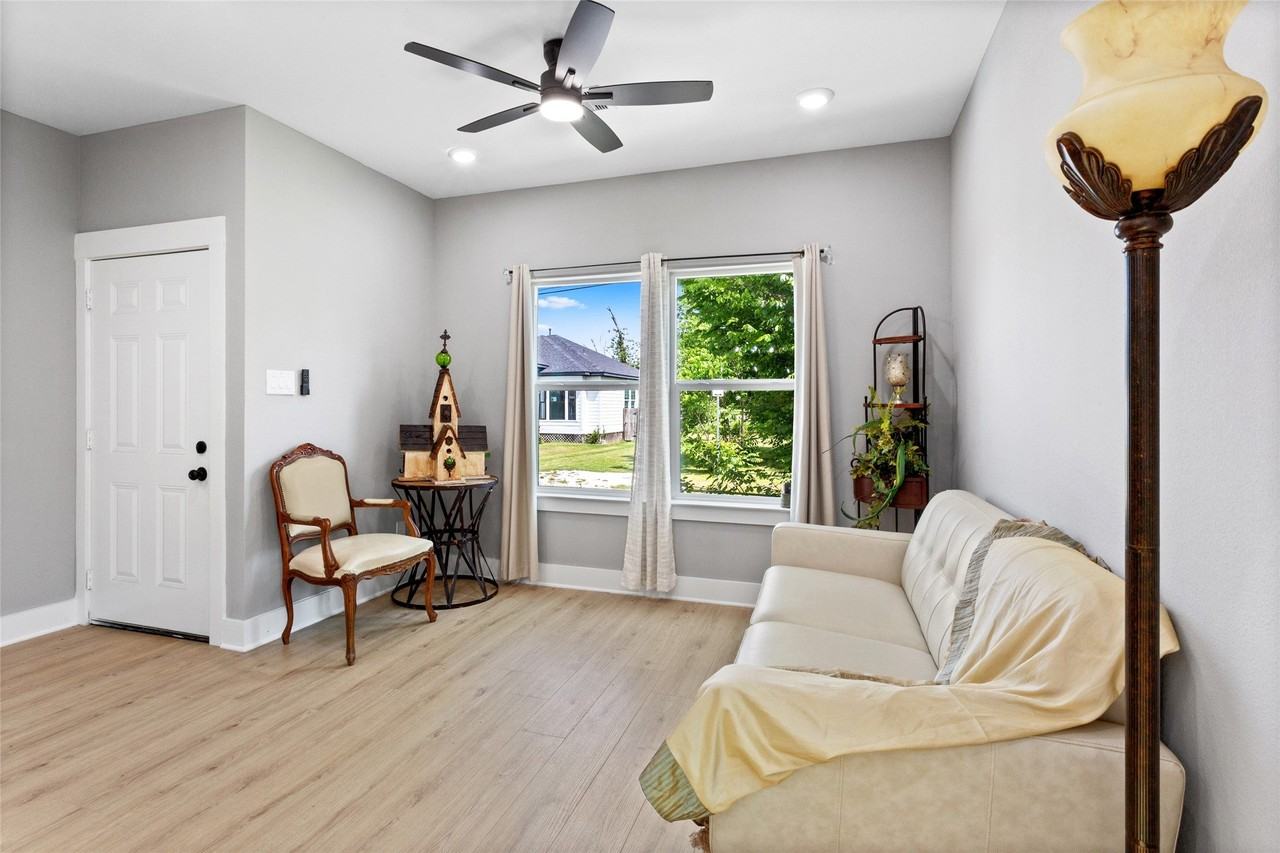 3220 Josephine St - Photo 6 of 24