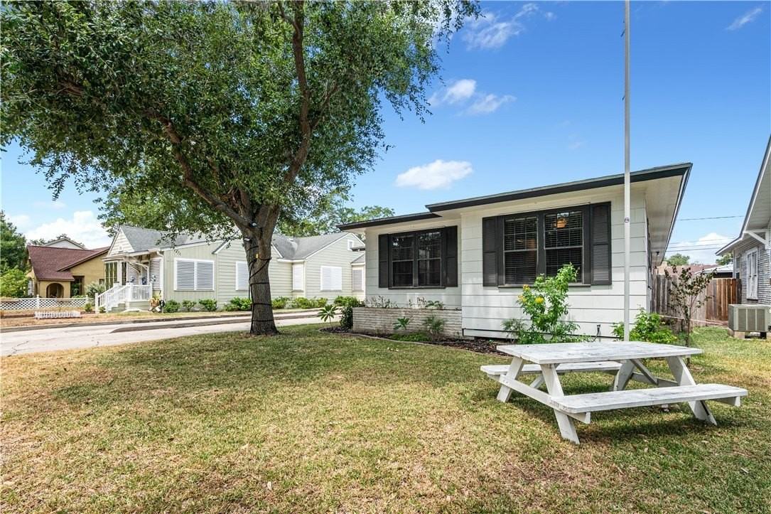 306 Naples St - Photo 3 of 30