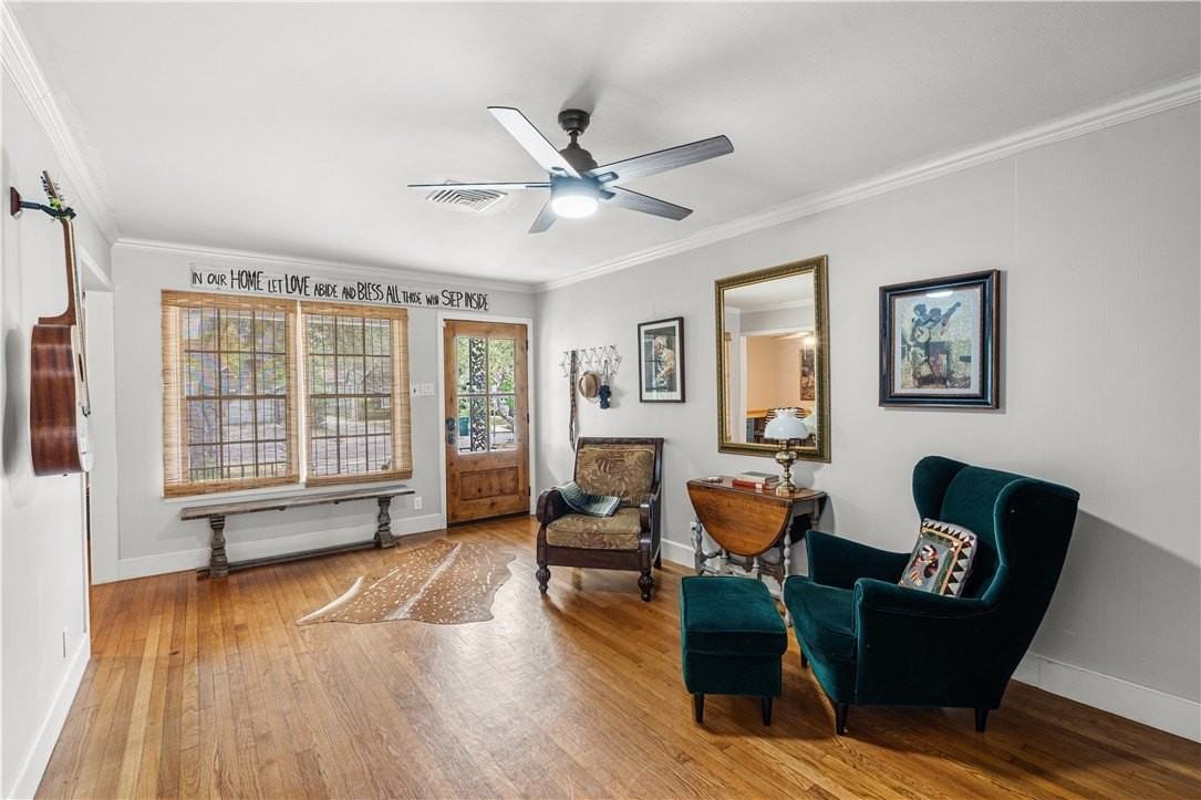306 Naples St - Photo 4 of 30