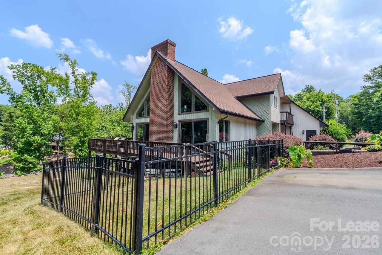 256 Greenbay Rd - Photo 5 of 42