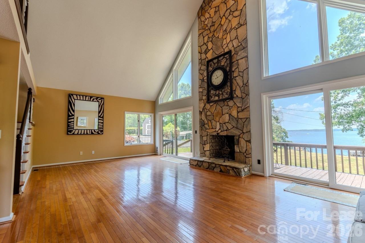 256 Greenbay Rd - Photo 6 of 42