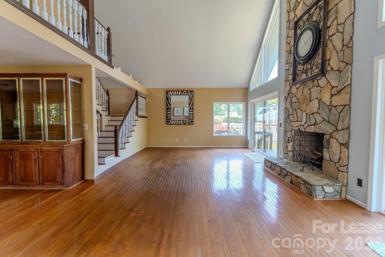 256 Greenbay Rd - Photo 7 of 42