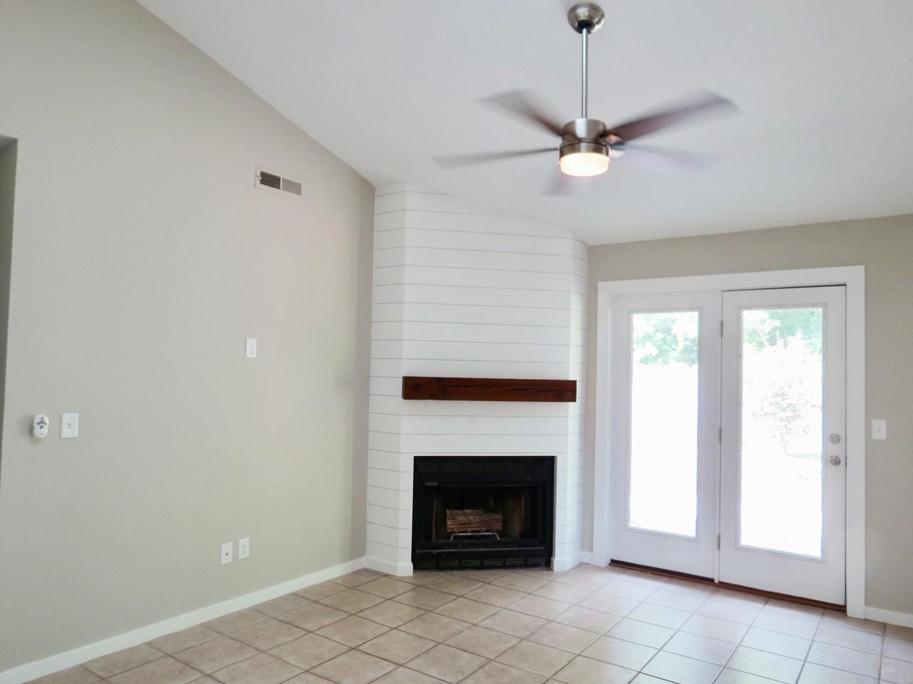 1124 Honeysuckle Ct - Photo 4 of 17