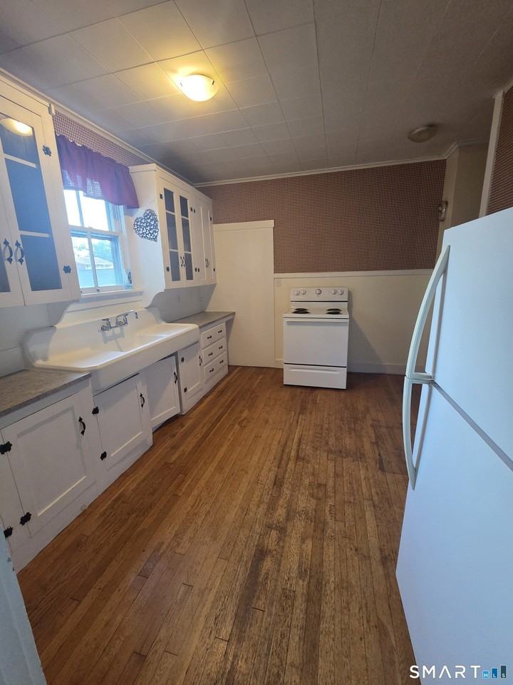 72 Godfrey St - Photo 7 of 12