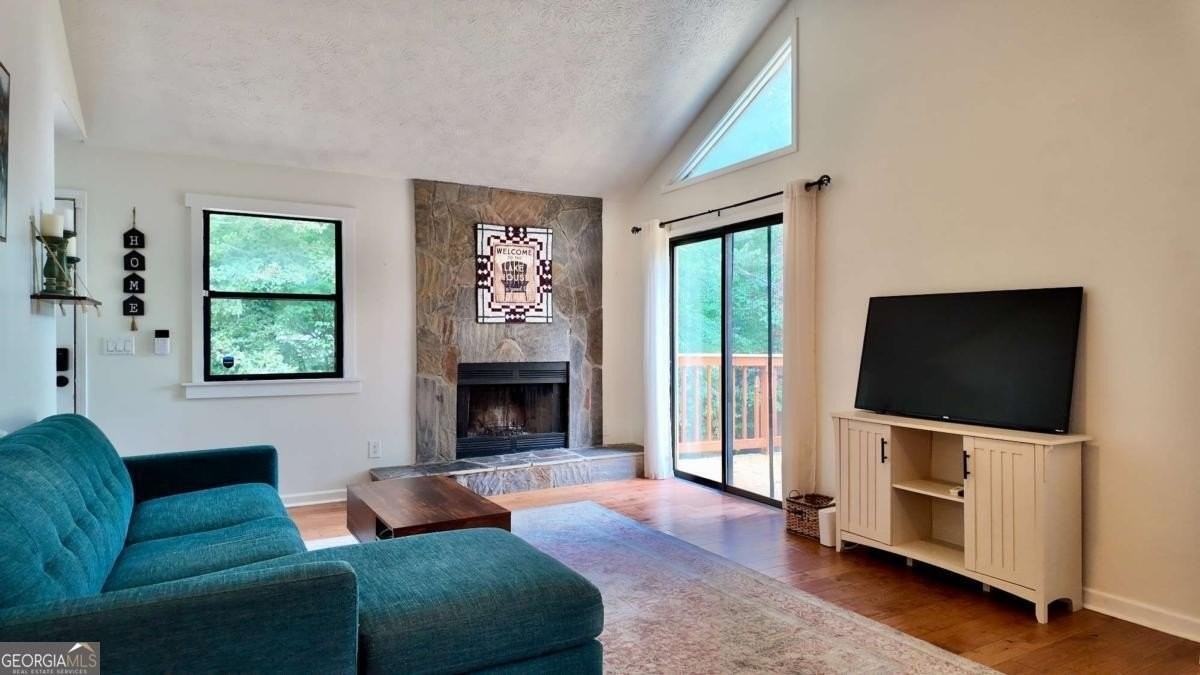 947 Lake Dr