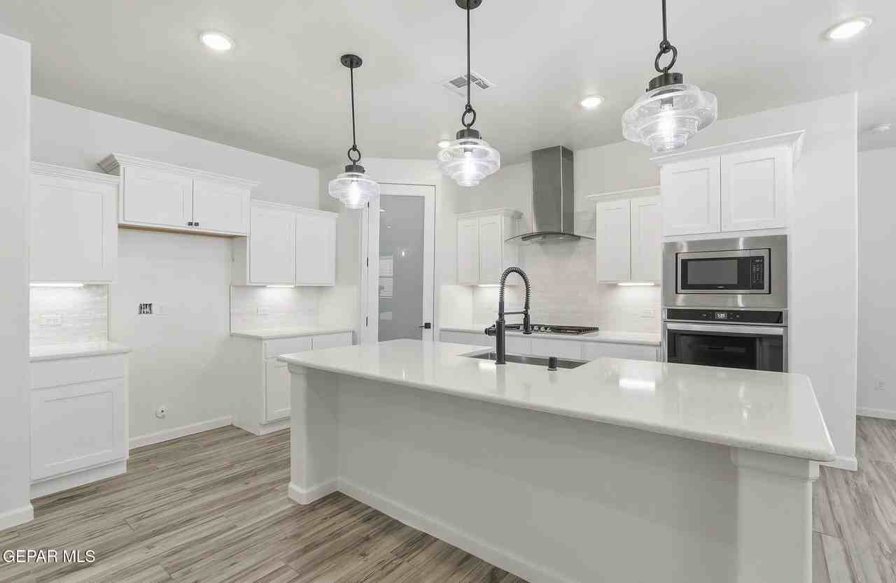 253 Farnborough St - Photo 5 of 36