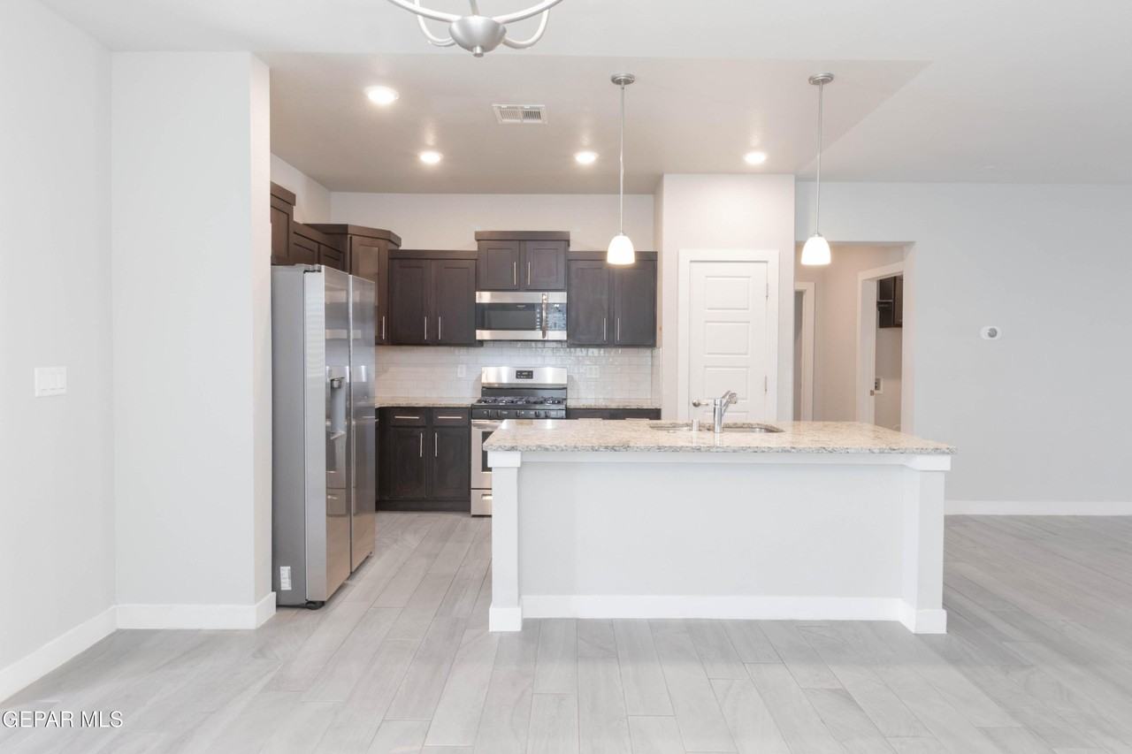 14724 Mike A Mendoza Ave - Photo 3 of 39