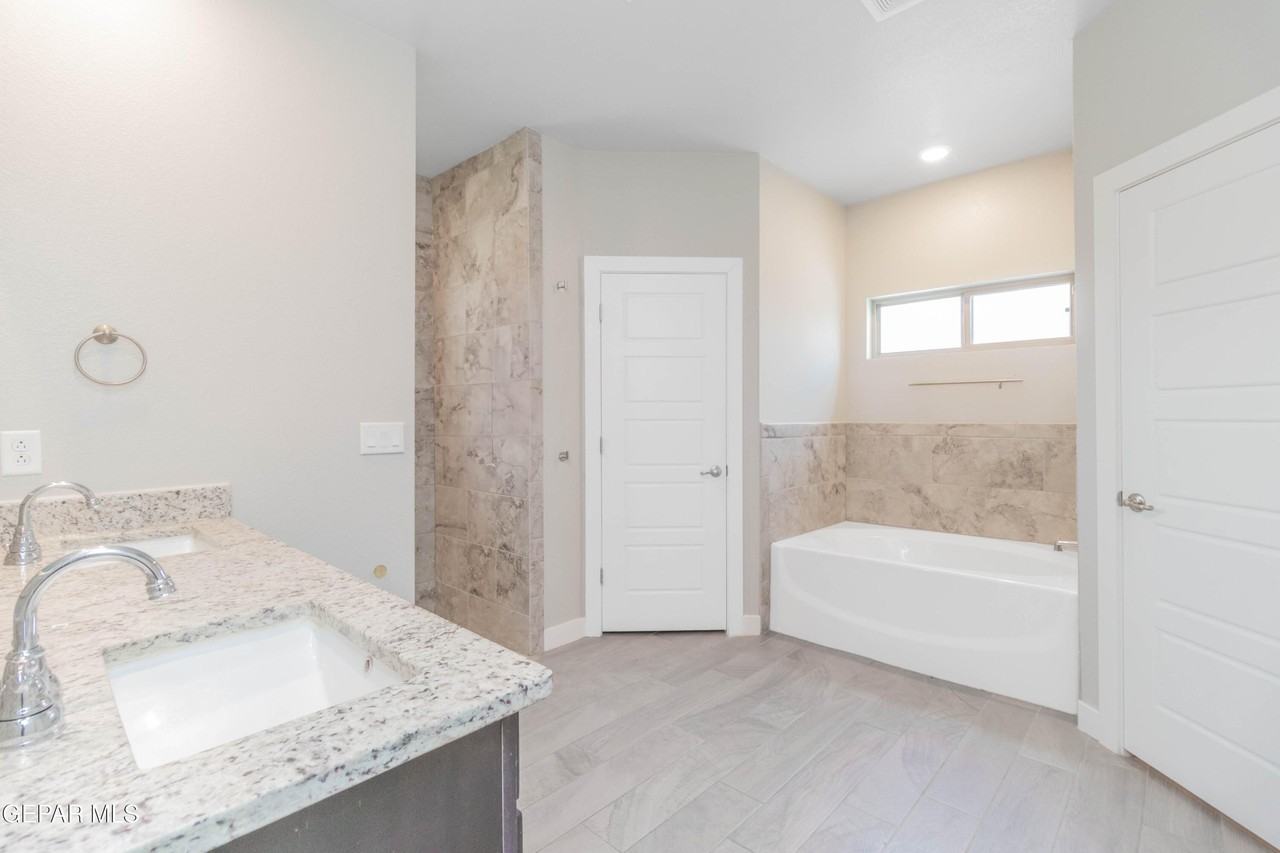 14724 Mike A Mendoza Ave - Photo 4 of 39