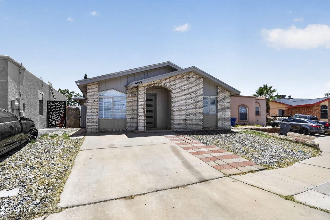9128 Bur Oak Cir - Photo 2 of 28
