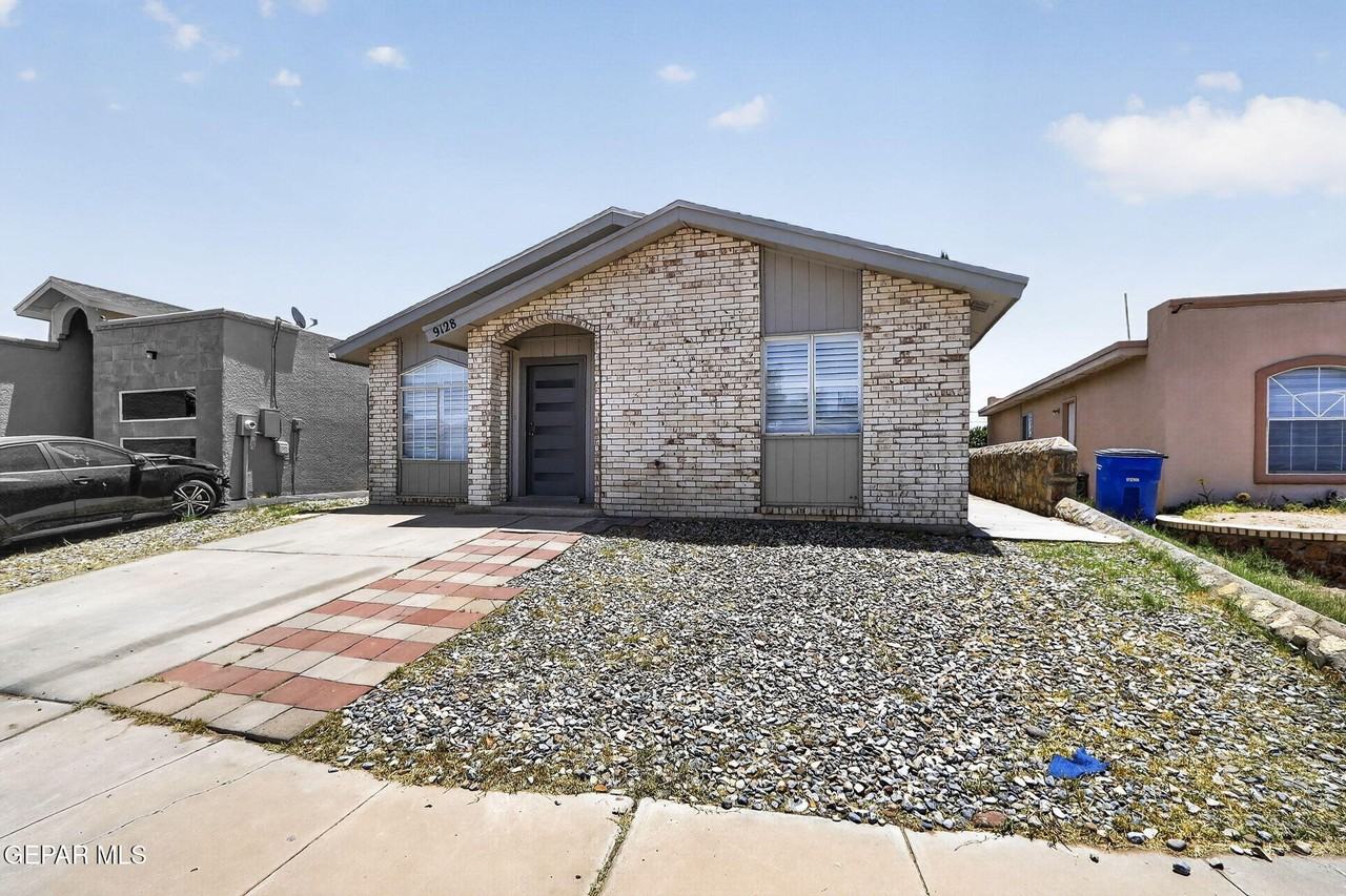 9128 Bur Oak Cir - Photo 3 of 28