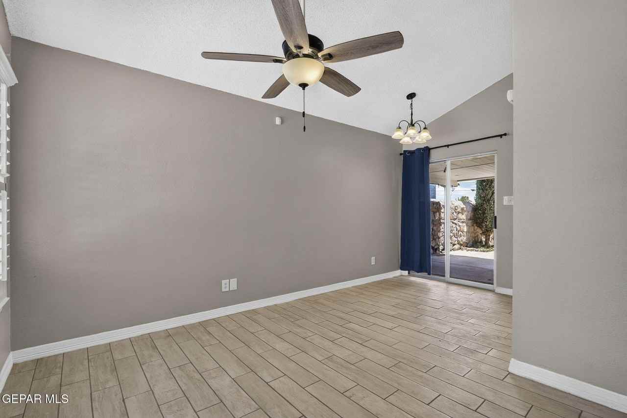 9128 Bur Oak Cir - Photo 4 of 28
