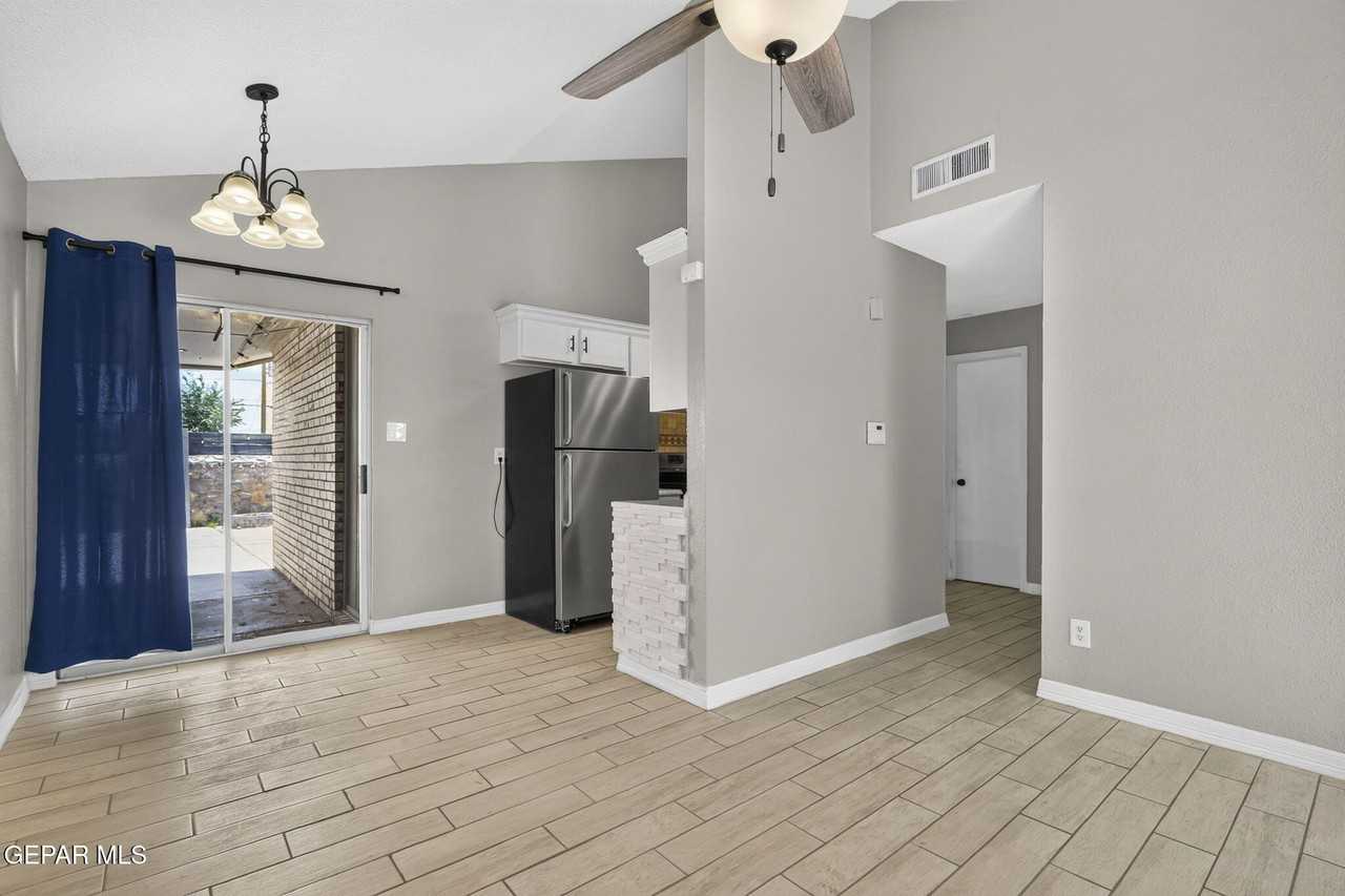 9128 Bur Oak Cir - Photo 5 of 28