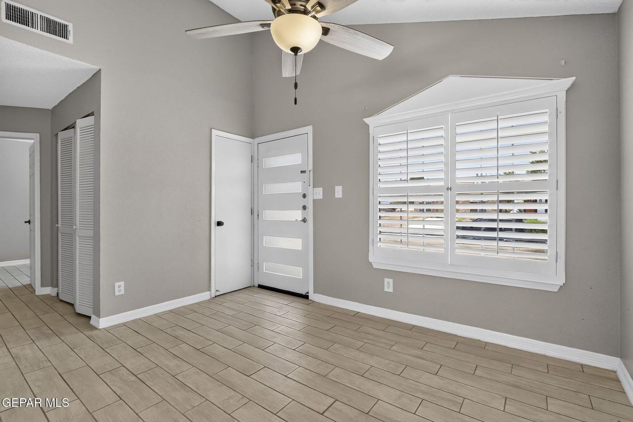 9128 Bur Oak Cir - Photo 6 of 28