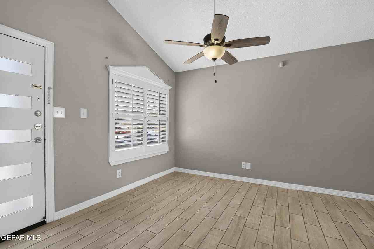 9128 Bur Oak Cir - Photo 7 of 28