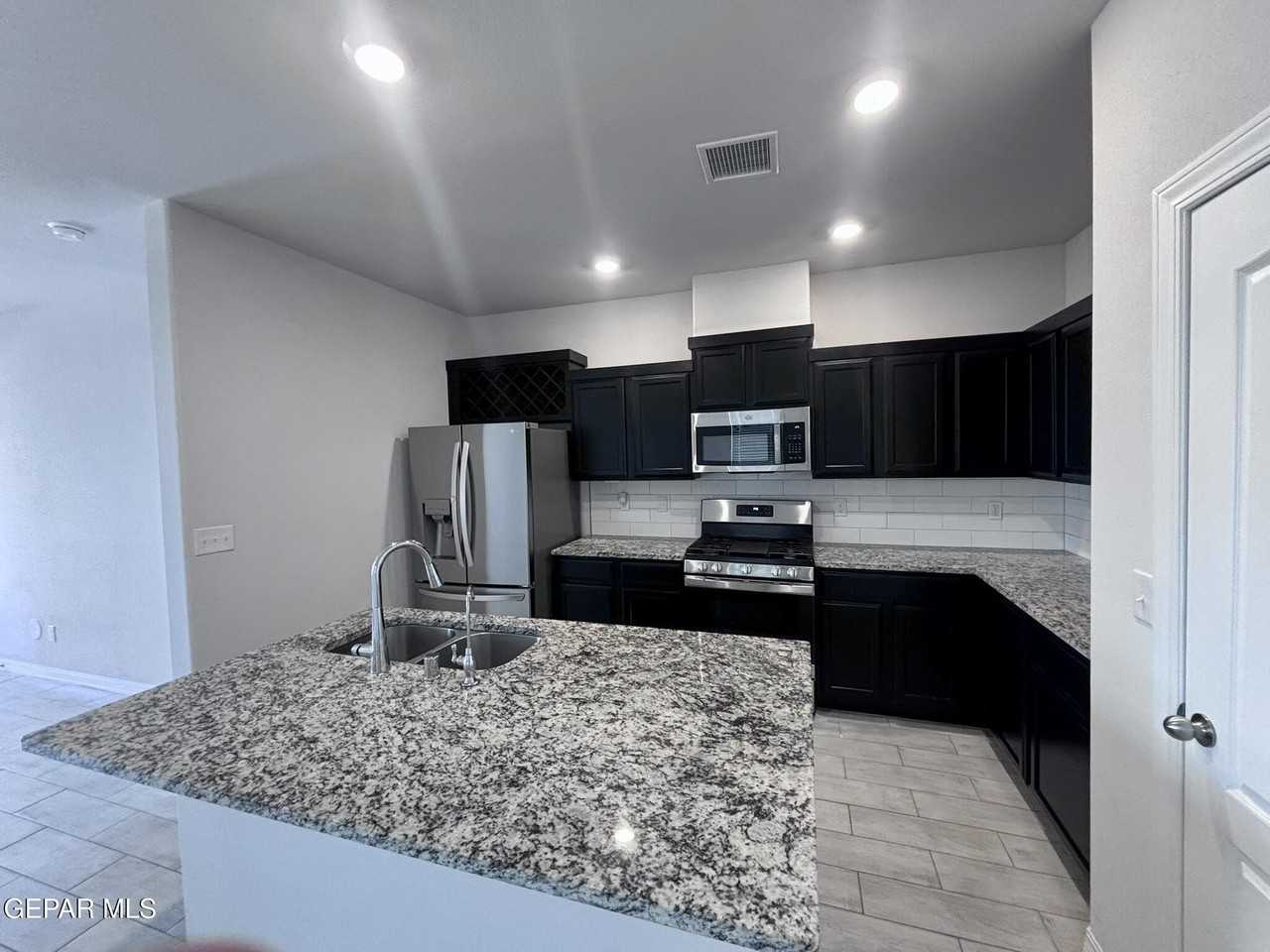 12241 Desert Sea Ct - Photo 5 of 22