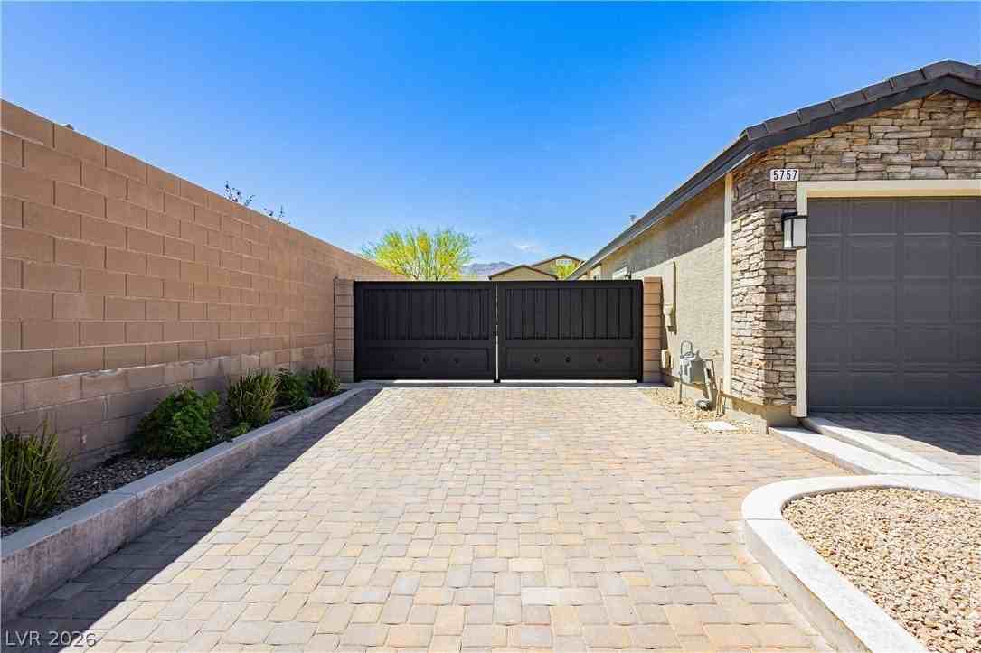 5757 Ireland Ridge Ct - Photo 5 of 50