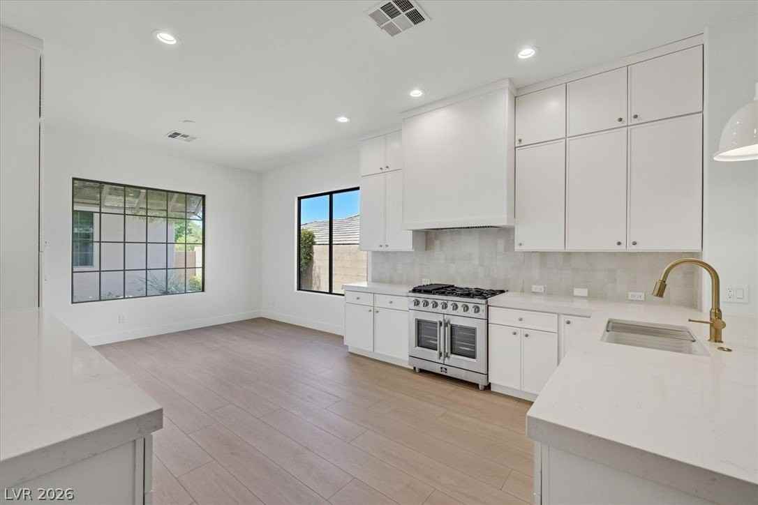 28 Stonemark Dr - Photo 2 of 50