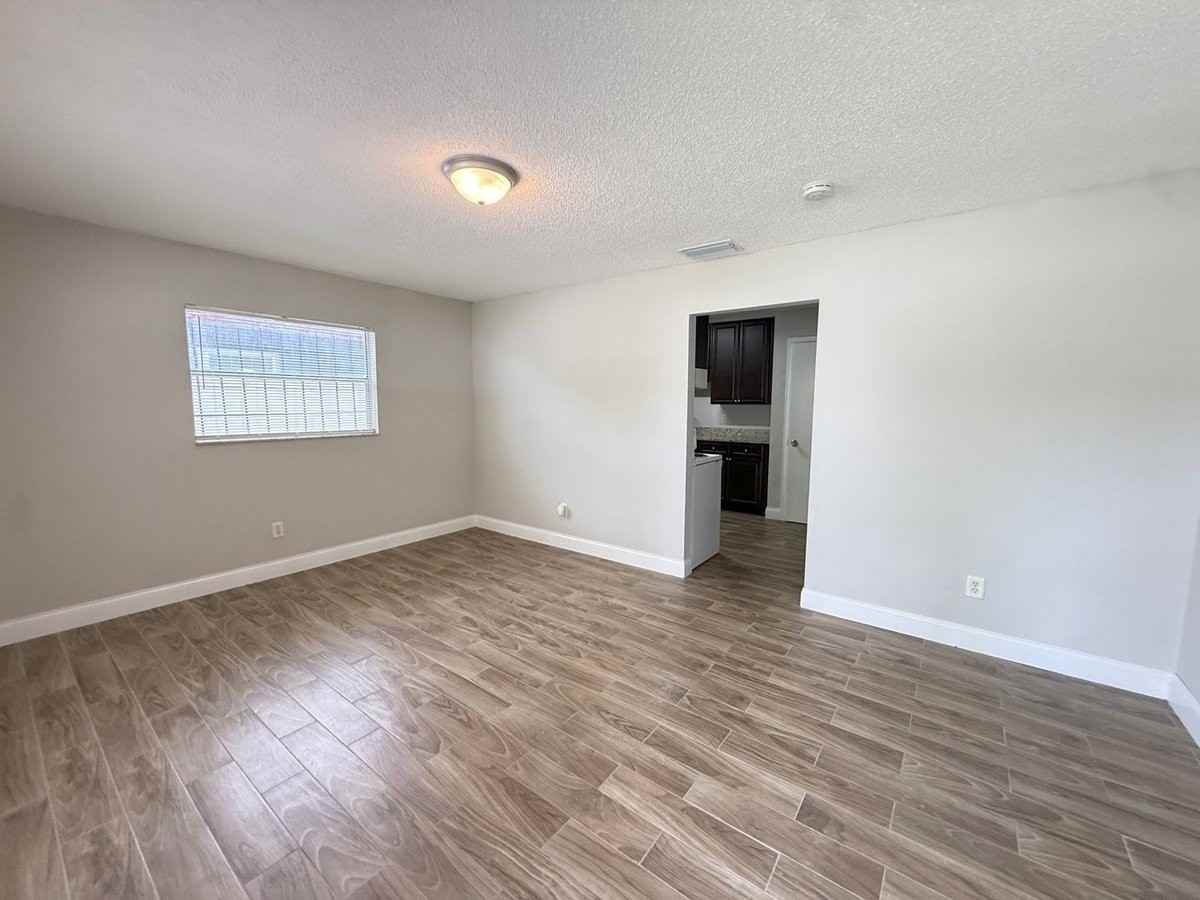 1405 Nieuport Ln - Photo 2 of 8