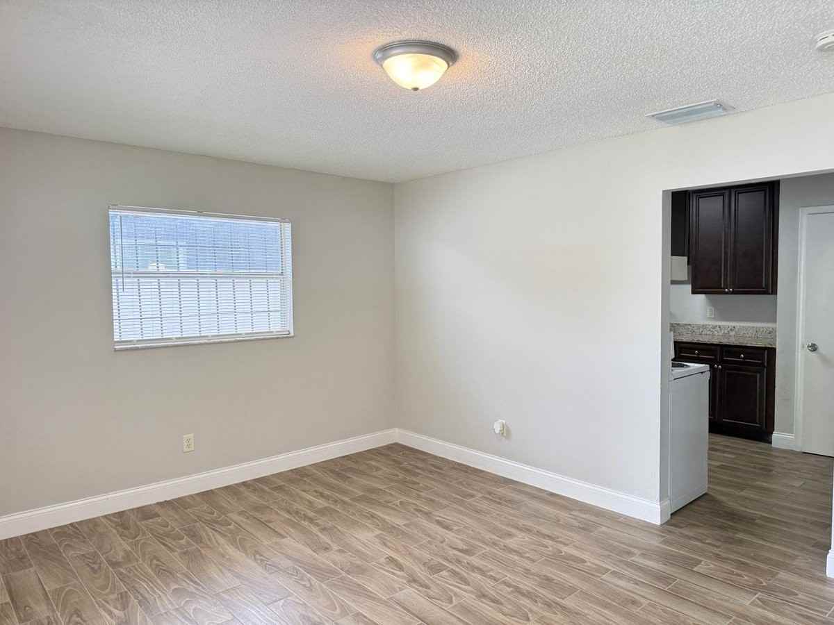 1405 Nieuport Ln - Photo 4 of 8