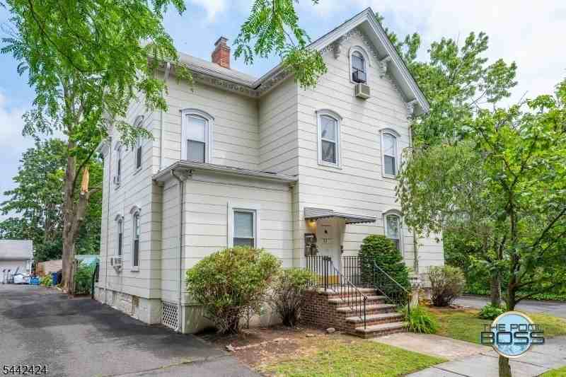 33 Monroe Pl #2 - Photo 2 of 21