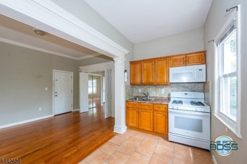 33 Monroe Pl #2 - Photo 4 of 21
