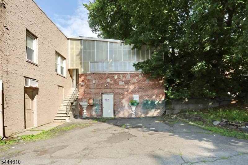 554 W Broadway - Photo 3 of 22