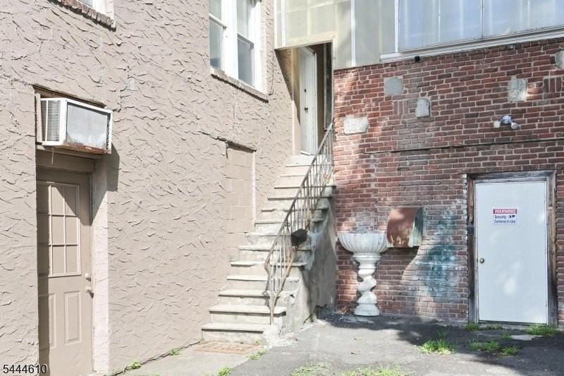 554 W Broadway - Photo 4 of 22