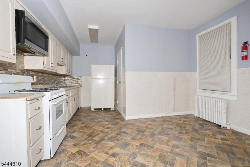554 W Broadway - Photo 6 of 22