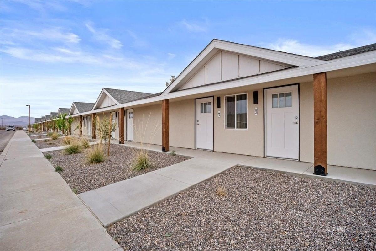 1879 W Pepper Tree Dr #B1