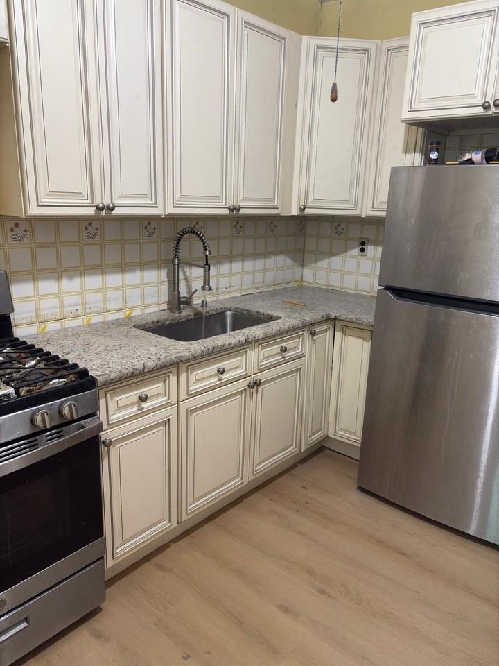 221 Jewett Ave #FL2 - Photo 3 of 13