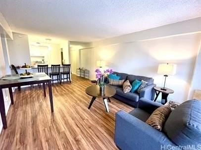 303 Liliuokalani Ave #301 - Photo 3 of 10