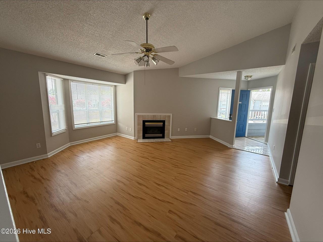 102 Breezewood Dr - Photo 3 of 9