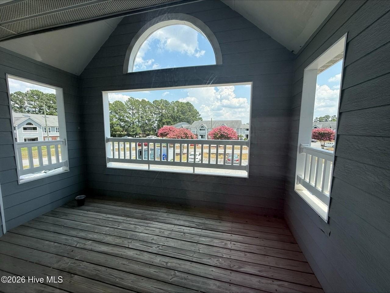 102 Breezewood Dr - Photo 4 of 9