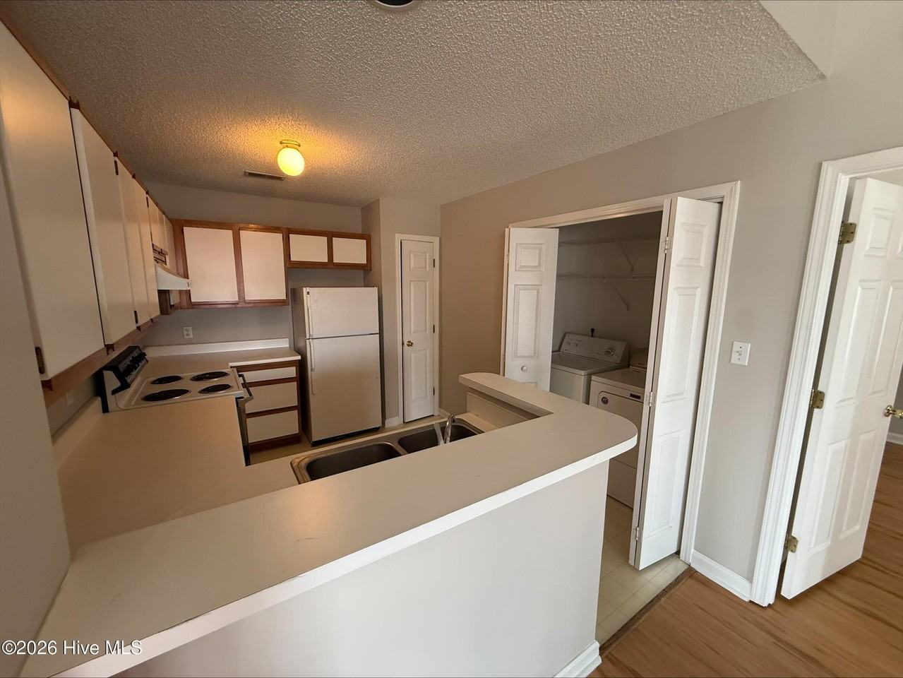 102 Breezewood Dr - Photo 5 of 9