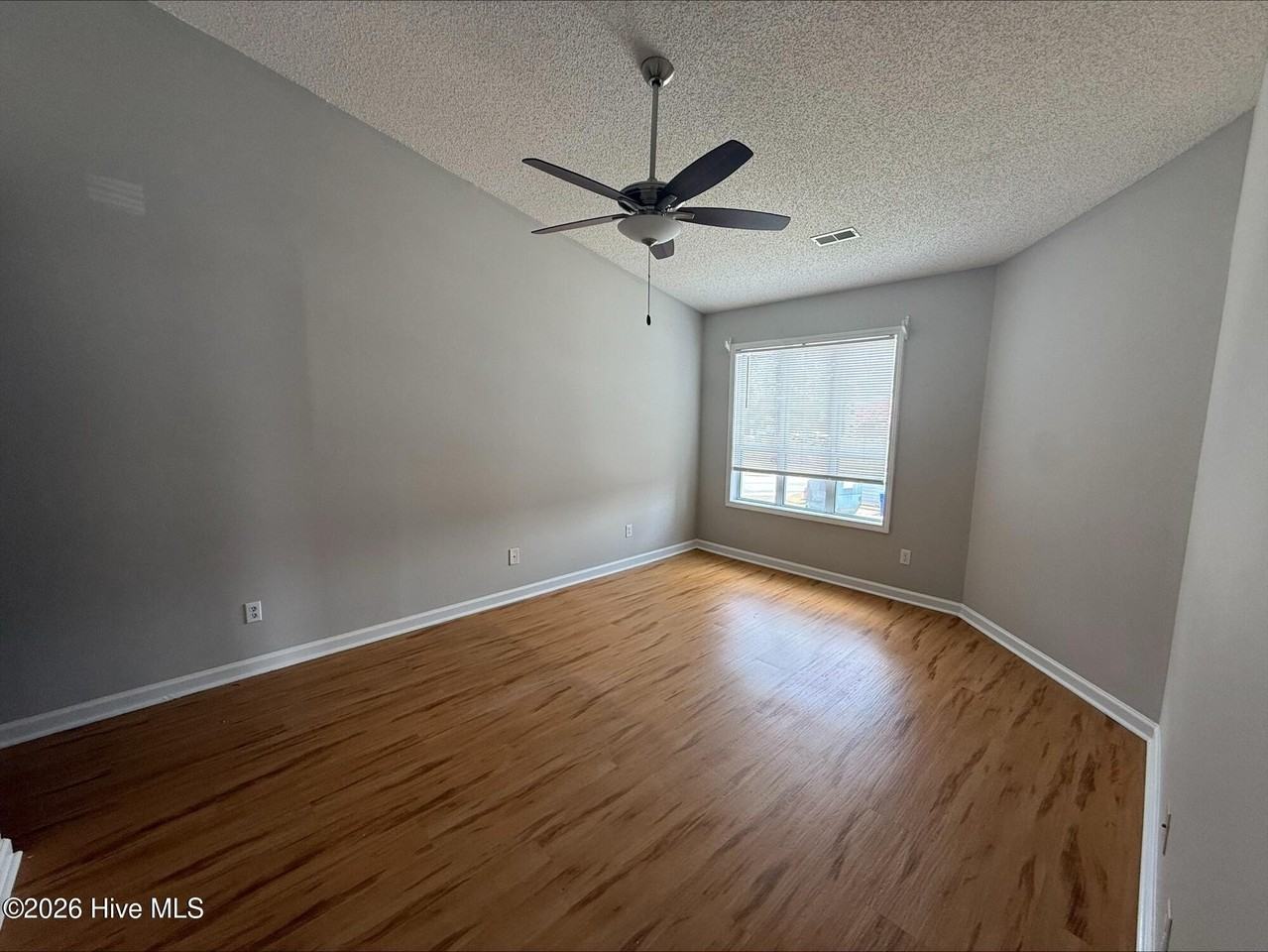 102 Breezewood Dr - Photo 6 of 9