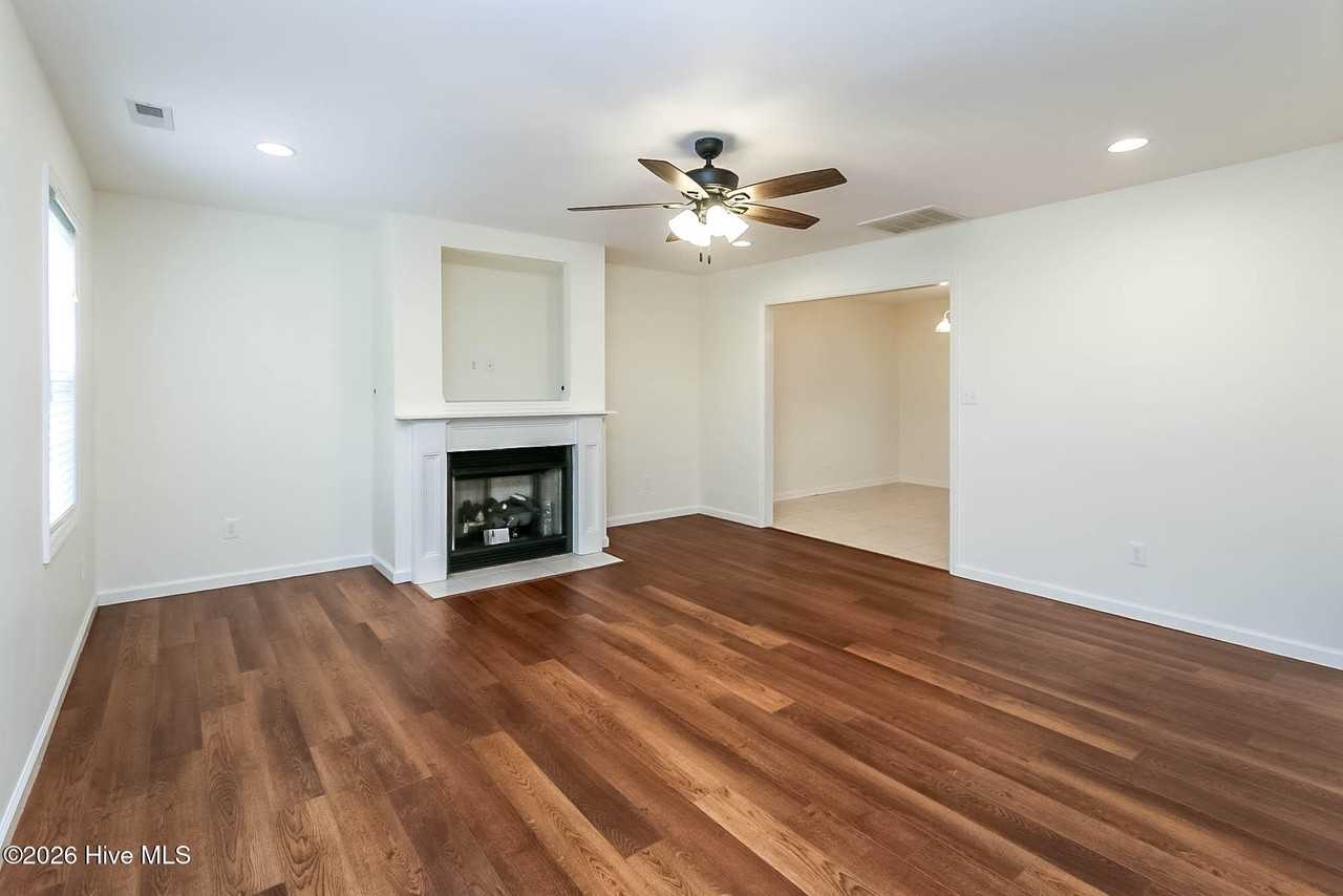 123 S Park Ln - Photo 4 of 17