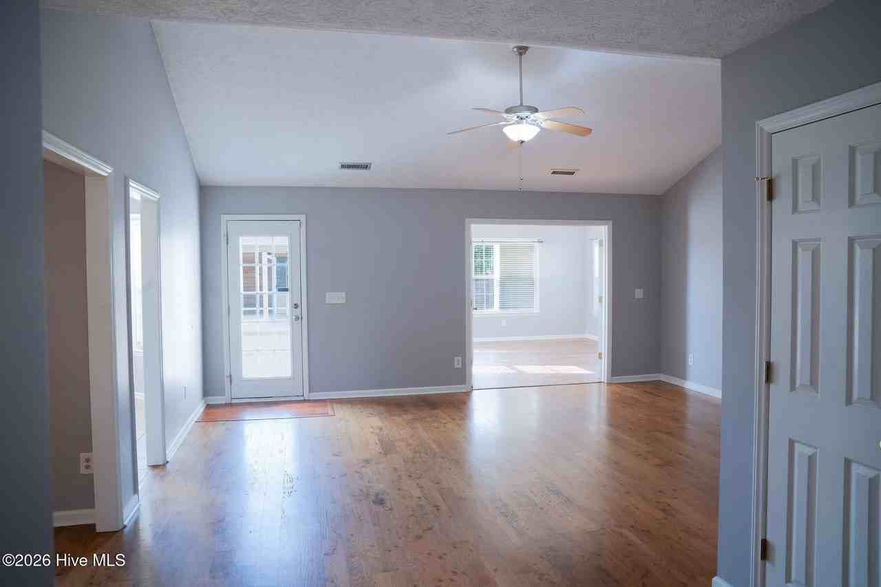 1006 Sheffield Dr - Photo 4 of 41