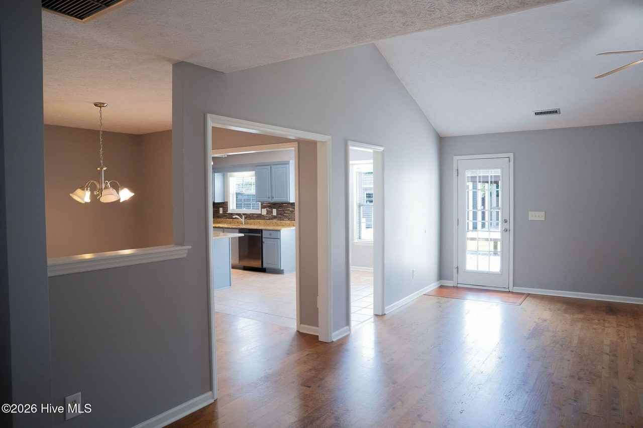 1006 Sheffield Dr - Photo 5 of 41