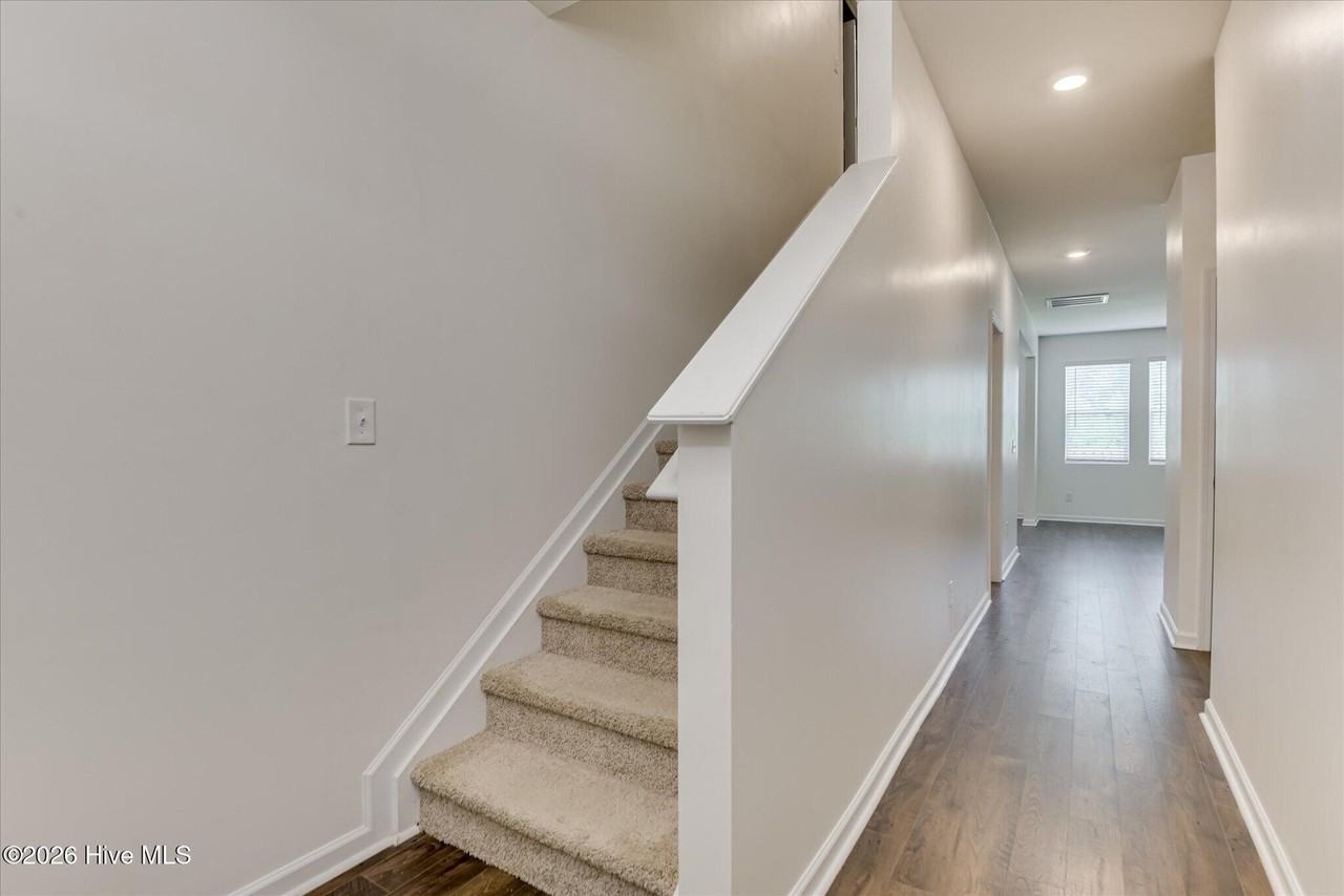 1147 Sims Dr - Photo 7 of 48