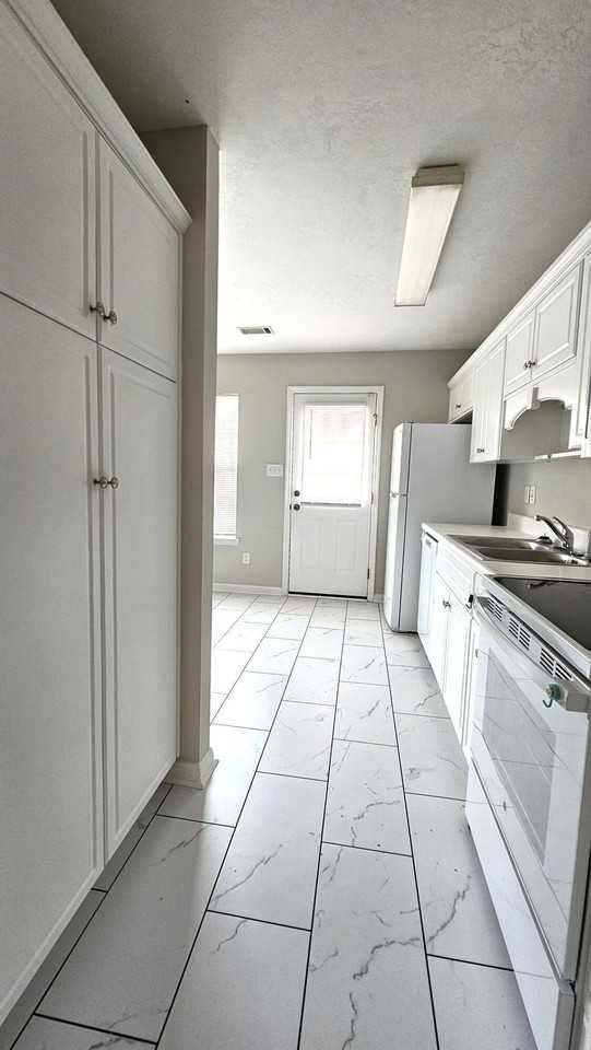 340 Greendale Pl - Photo 4 of 11