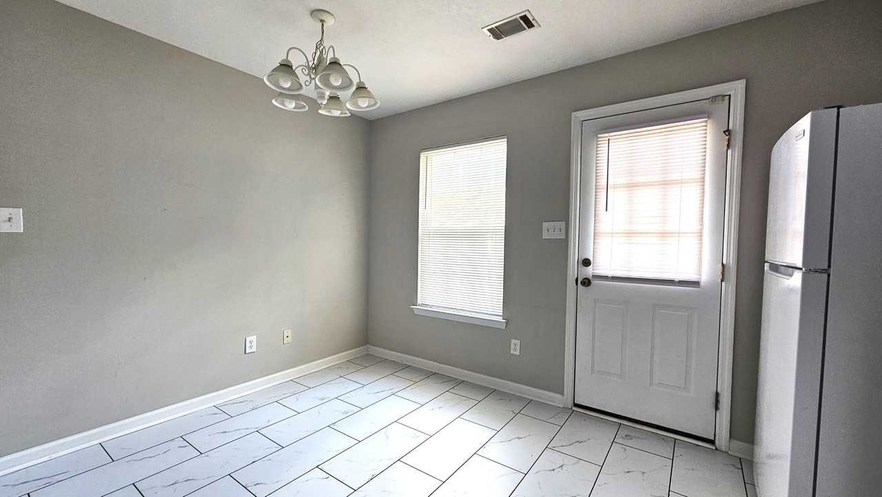 340 Greendale Pl - Photo 6 of 11