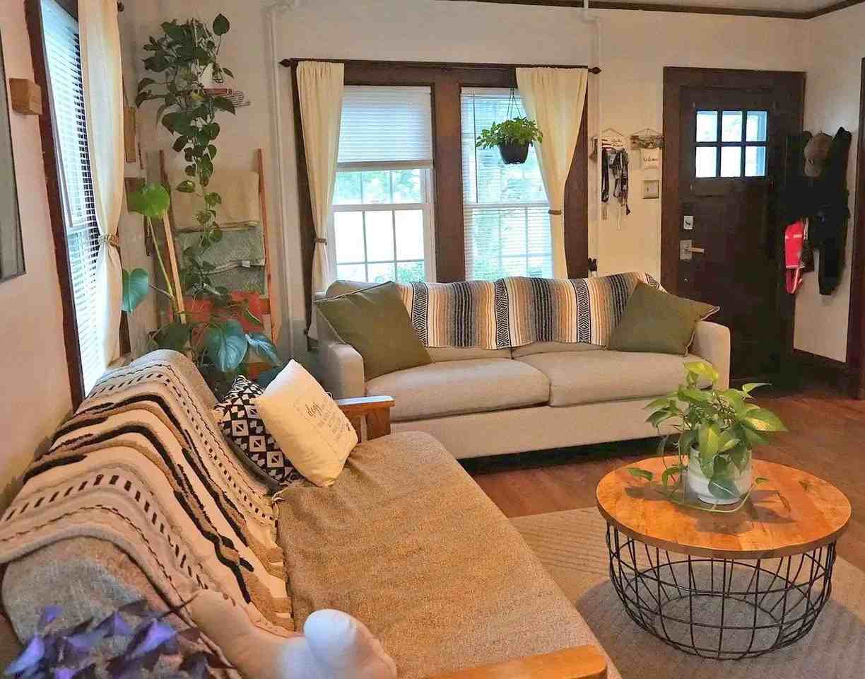 1044 N Main St - Photo 4 of 25