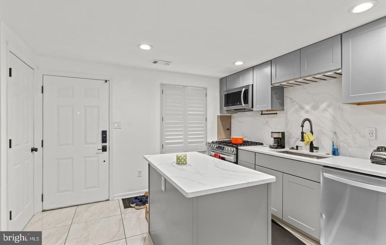 1854 Dutch Village Dr - Photo 3 of 9