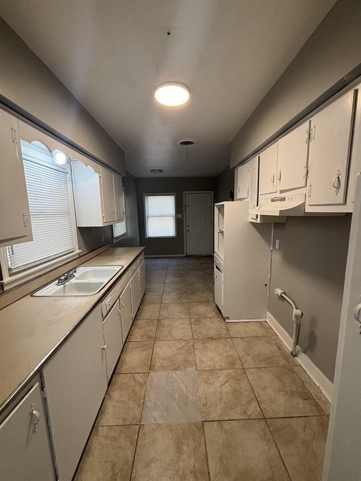 1294 Pallwood Rd - Photo 3 of 9