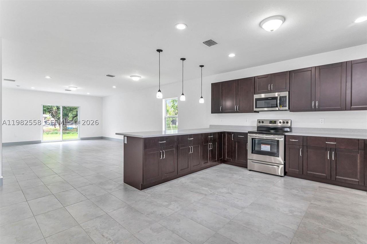2360 Nw 14th St #0 - Photo 4 of 17