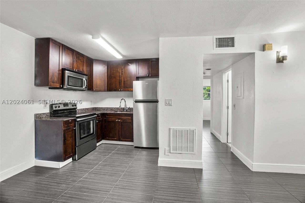 37 Sw 14th St #16 - Photo 2 of 23