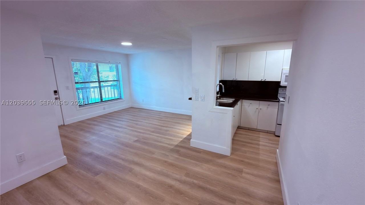 2735 W 66th St #21-23