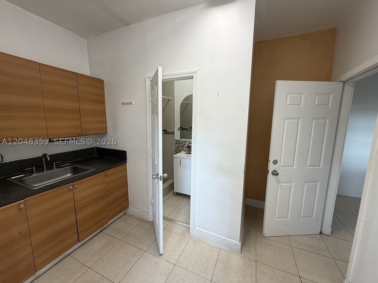 621 E 52nd St #W - Photo 5 of 8