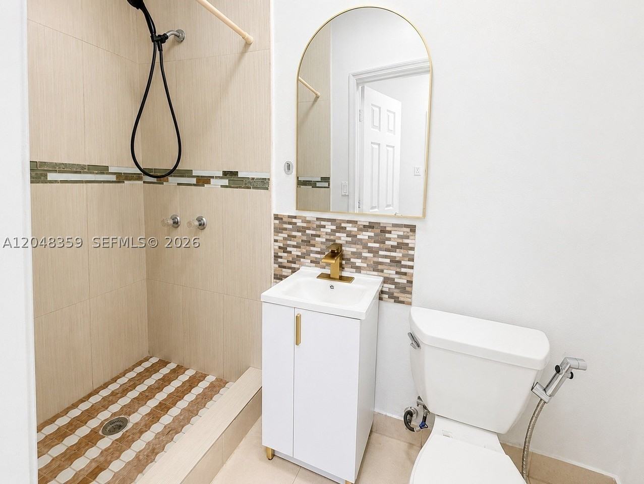 621 E 52nd St #W - Photo 6 of 8