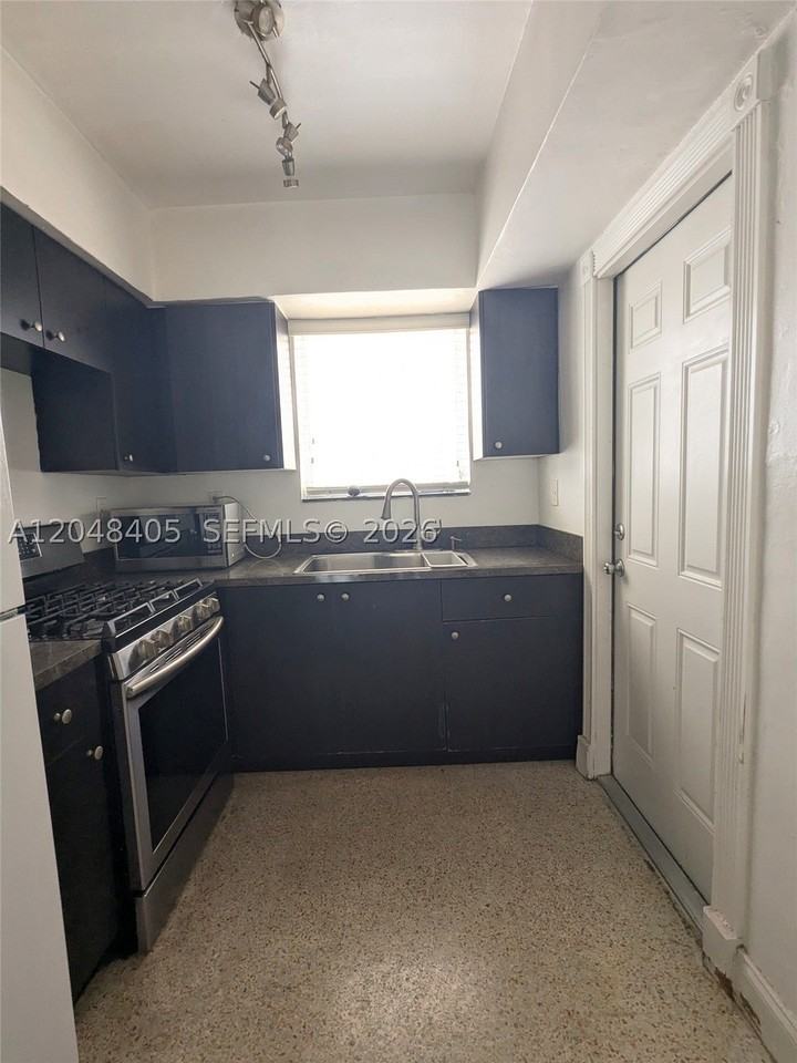 7805 Crespi Blvd #1 - Photo 5 of 14
